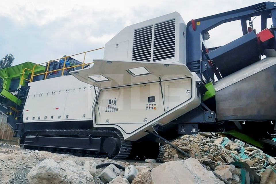 TRACKED CRUSHING SCREENING COMBINATION