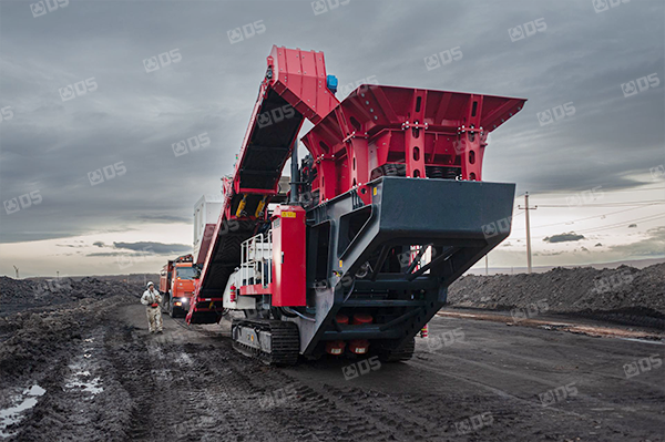 Crawler Crushing and Screening Station